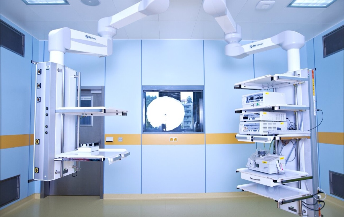 Ceiling pendants and supply columns in an operating theatre